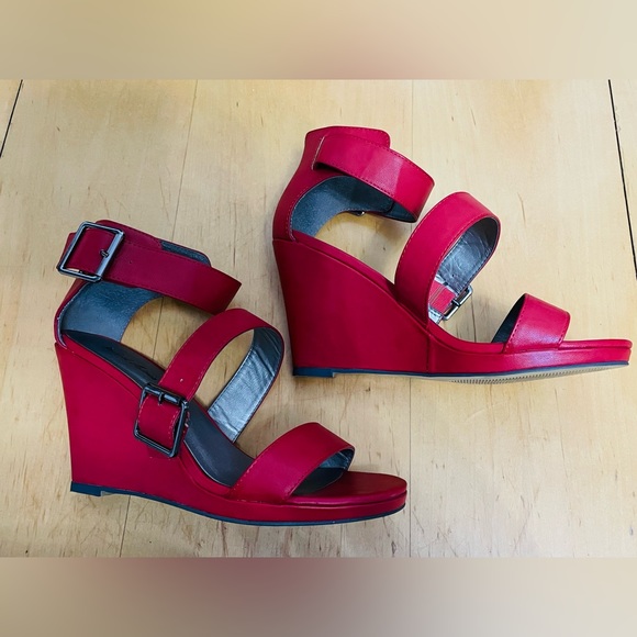 Red summer shoes, new, size 9. - Picture 5 of 9